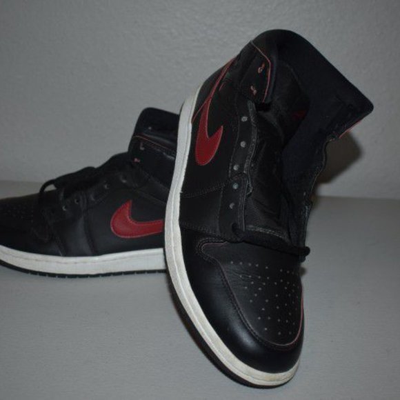 Jordan 1s Mids Black Team Red Retro main image 4